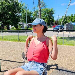 Geneviève Guilbault Instagram - Me balancer au même parc depuis toujours! 💫🙆‍♀️🌞