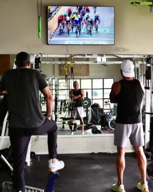 George Hincapie Instagram - No days off for @lancearmstrong, @ghincapie, and the WEDU team.
 Taking in today’s @letourdefrance while getting in an upper body workout.

How are you sūffering today? 🔥

(📷: @lizkreutz)