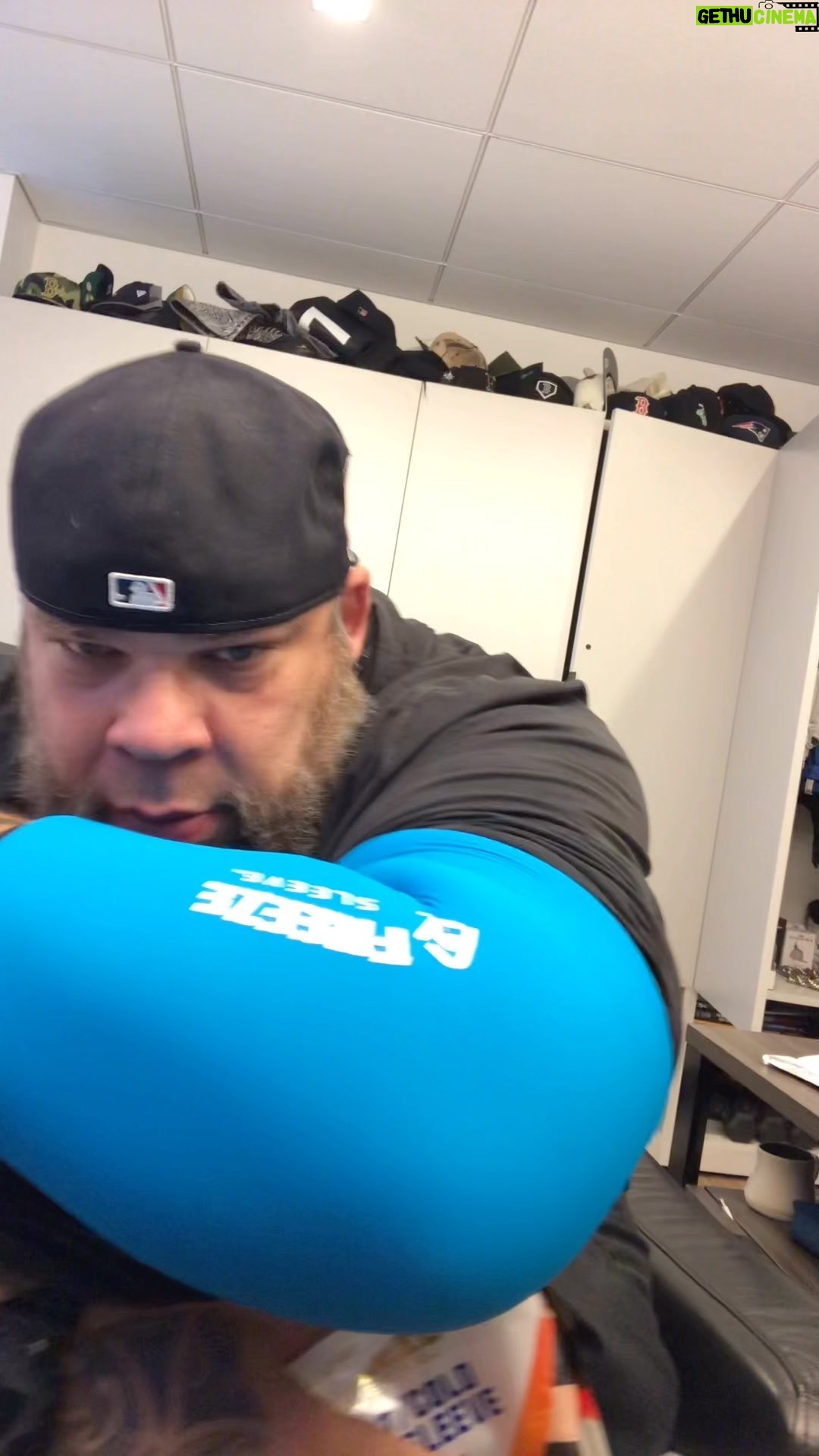 George Murdoch - 3.2K Likes - Thank you @freezesleeve these hot cold sleeves are phenomenal! Weight lifting training rehab and fit like a comfortable glove! Get yours today #freezesleeve
#compressiontherapy
#coldtherapy
#athlete
#painrelief
#recover