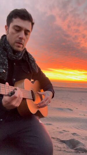 Gepe Instagram - “Abrigas por dentro mi piel” Hace frío ! “playaplaya”