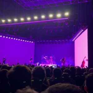 Gepe Instagram - @lostres_oficial ayer, me dieron todo. @panchomolina_beat con uno de los mejores toques, afinación de toms perfecta, con todos los armónicos y más, una sonido único, rock-jazz-todo. Y las canciones de @alvaro_henriquez_pettinelli , finalmente lo más importante, siguen ahí, misteriosas y certeras, con más preguntas que respuestas. Cuatro amigos, con un uno escondido siempre, y esa es la gracia. Nunca hay que mostrar todas las cartas. Pd: yo se que a nadie le importa esto pero quiero decir que “Moizéfala” es la mejor canción del mundo.
