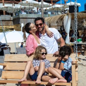Germán Paoloski Instagram - Disfrutando unos dias en Punta del Este con mi familia, después de un año con mucho trabajo... agradecido de poder hacer lo que me gusta profesionalmente y de tener a @sabrinagarciarena y los chicos para compartir momentos hermosos como estos, juntos, siempre juntos! Gracias @javiazcurra @ignacio_enjoy y toda la gente de @enjoypuntadeleste @ovopuntadeleste