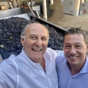 Gerry Scotti Instagram - Due mesi fa una bomba d’acqua quasi distruggeva le Cantine Giorgi a Canneto Pavese, gli amici con cui produco i miei vini nell’Oltrepò. La siccità e la grandine avevano già fatto i loro danni: arrivare alla vendemmia sembrava un miracolo. La forza,l’impegno, la perseveranza e l’amicizia l’hanno reso possibile. Grazie a Fabiano, Ileana, Eleonora, Antonio, tutti i tecnici e gli operai che ci hanno creduto. Saremo ancora sulle vostre tavole🍷🍾 @cantine_giorgi #Regiù #Mesdì #Pumgranin #Buttafuoco56 #GerryScottispumantemetodoclassico