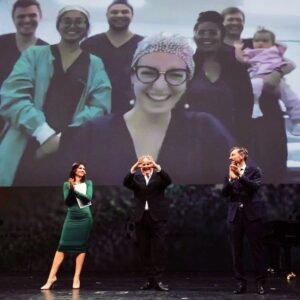 Gerry Scotti Instagram - Un grande momento, una bella persona, una storia importante! Brava Giulia, complimenti per il vostro lavoro @giuliabrisighelli @surgeons_for_little_lives #lombardiaèricerca #scaladimilano