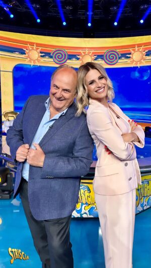 Gerry Scotti Instagram - @therealhunzigram e @gerryscotti a zonzo negli studi di Striscia: cosa potrebbe andare storto?🤣😎👠

#Striscialanotizia #gerryscotti #michellehunziker