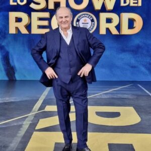 Gerry Scotti Instagram - Ci siamo,vi aspetto questa sera allo Show dei Record su Canale 5. Grazie a @sartoriatrinchese per l’outfit da record!