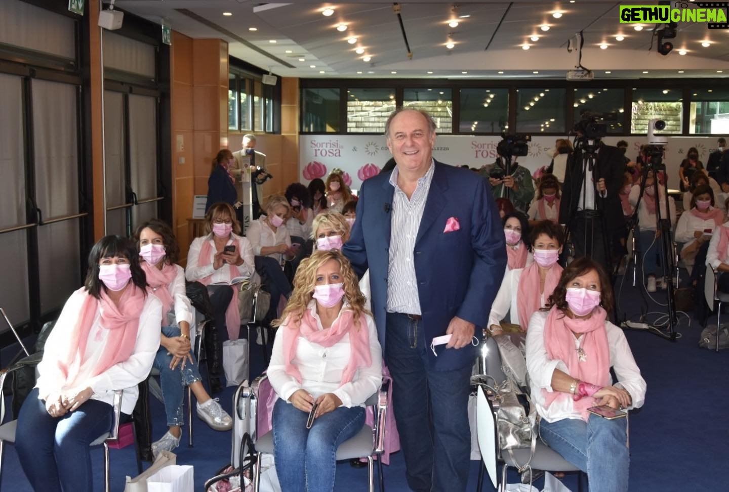 Gerry Scotti - 22.6K Likes - Dalla A di Adriana alla Z di Zaira: sono 100 le voci del libro āSorrisi in Fioreā nato per celebrare i 5 anni di āSorrisi in Rosaā, il Festival della prevenzione senologica di Humanitas che porta prevenzione e storie di rinascita dopo la malattia da Torino a Bergamo, da Milano a Catania passando per Castellanza. āSorrisi in Fioreā, presentato ieri mattina con un evento streaming, raccoglie 100 racconti vitaminici, 100 pillole di quella sana energia femminile che sa far fronte alla malattia con coraggio e condivisione. Sorrisi in Rosa vuole innanzitutto ricordare lāimportanza della prevenzione, ma anche che di tumore al seno si guarisce. Con la consapevolezza che abbattere il tabĆ¹ attorno alla malattia ĆØ un passo fondamentale verso la tutela della salute di migliaia di donne.Ieri cāerano i medici delle Breast Unit di tutti gli ospedali Humanitas e tante voci di amiche della prevenzione e della Ricerca: da Beatrice Venezi a Barbara Stefanelli, da Roberta Mirata a Martina Rodini, da Carla Diamanti ad Agnese Innocente. Per info www.sorrisinrosa.it