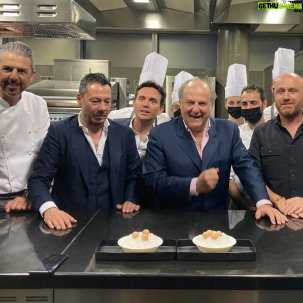 Gerry Scotti - 18.4K Likes - Grande serata da BERTON! Da sinistra: Andrea,Fabiano, Alessandro,ioā¦ā¦.e uno che si ĆØ imbucato(si vede dalla faccia) @rudy_zerbi