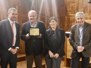 Gerry Scotti Instagram - Grande pomeriggio nell’Aula Magna dell’Università Cattolica di Milano. In una lunga intervista col Prof Aldo Grasso di fronte ai ragazzi del Master FareTV abbiamo parlato della televisione di ieri, oggi……e quella di domani. Grazie a tutti per l’affetto! @massimoscaglioni @unicatt