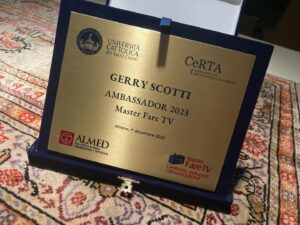 Gerry Scotti Instagram - Grande pomeriggio nell’Aula Magna dell’Università Cattolica di Milano. In una lunga intervista col Prof Aldo Grasso di fronte ai ragazzi del Master FareTV abbiamo parlato della televisione di ieri, oggi……e quella di domani. Grazie a tutti per l’affetto! @massimoscaglioni @unicatt