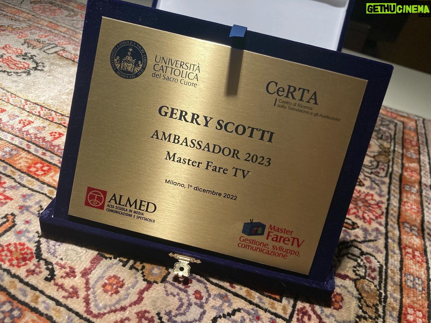Gerry Scotti - 19.3K Likes - Grande pomeriggio nellāAula Magna dellāUniversitĆ Cattolica di Milano. In una lunga intervista col Prof Aldo Grasso di fronte ai ragazzi del Master FareTV abbiamo parlato della televisione di ieri, oggiā¦ā¦e quella di domani. Grazie a tutti per lāaffetto! @massimoscaglioni @unicatt