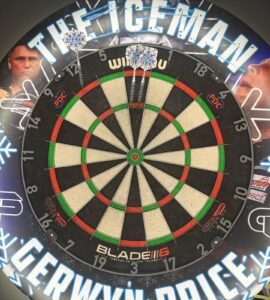 Gerwyn Price Instagram - Don’t class it as a nine darter myself, but each to their own 😂😂👌🏻👌🏻😁😁 second time on Xmas morning scoring 501 with 9 darts…. Merry Xmas to me 🎁