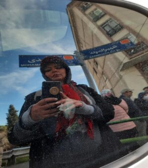 Ghazal Saremi Instagram - ایران

وقتی تهران را می‌گردی از تجربش تا گلاب‌دره و
ترکیب معماری مدرن و بافت قدیمی و اصیل و با هویتی
جذاب را نظاره‌گر می‌شوی، آنطور که ما با گروه خوب تهران‌‌ایمجیز در سیزده بدر امسال تجربه کردیم، هم لذت می‌بری و هم در عین حال با دیدن نسل جوان و شجاعی که
هوشمند است و زیبا و مدرن می‌پوشد و می‌گردد و بی تردید، جهانی فکر می‌کند و فاصله‌ی زیادی با خرافات و جهالت پیدا کرده است، به #زندگی امیدوار می‌شوی، همانطور که من شدم. 

این میزان از تمایل به شادی و #آزادی و رقصیدن و در عین حال درک متقابل و احترام به یکدیگر ‌که این روزها به چشم می‌آید، بسیار امیدوارکننده است.

آینده‌ای روشن در انتظار #ایران_زمین است. هرچند که اینروزها سخت برایمان می‌گذرد و گران....

@ghazalsaremiofficial 

#غزل_صارمی  #ایران  #ظهیرالدوله  #زن_زندگی_آزادی 
#نسل_جوان  #آینده  #سبز  #بازیگران  #ما_مردمان_خوبی_هستیم 

#Iran 
#photography 
#explore
