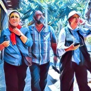 Ghazal Saremi Instagram - The Walk
.
دوازدهم خرداد ۱۴۰۲
.
یک قاب شکاری بی‌نظیر از پیاده‌گردی روز جمعه در لاله‌زار با دوستان گروه “تهران‌ ایمیجز” از همراه همیشگی و عکاس درجه یک، نازی هزارخانی
.
لاله‌زار که روزگاری شانزه‌لیزه‌ی ایران بوده، سالهاست از شلوغترین و متراکم‌ترین خیابانهای تهران است که متاسفانه و به تدریج بافت کلاسیک دلبرانه‌ی خود را جایگزین بافت مدرن دلهره‌آور میکند
.
تقابل دو بافت کلاسیک و مدرن در همین قاب کاملا مشهود است 
.
📷 @missnazi2000 
.
#tehran #tehrangardi #lalezar #photographer #photography #tehranimagescom #تهران #تهرانگردی #تهران_ایمیجز #لاله_زار #عکاسی #پیاده_روی #هنرپیشه #سینمای_ایران #غزل_صارمی