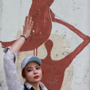 Ghazal Saremi Instagram - امروز تولد یکی از بهترین دوستان بنده‌ست.

جناب علیرضا رجبی گرامی که هم عکاس فوق‌العاده‌ای هستند و هم انسانی شریف و رفیقی دانا و اهل مطالعه و تحقیق.

این عکس‌ها را در کنار نقاشی #آرتیستی که با شاهکارهای نقاشی‌ش به رنگ #اخرا بر در و دیوار #تهران می‌توان دید و به فکر فرو ‌‌رفت و لذت برد، برداشته‌اند. 

نقاشی‌ها کار آقای میرزا حمید هستند.

آقای رجبی عزیز که حین پیاده روی و عکاسی، باهم گفتگو می‌کنیم و من کلی استفاده می‌کنم و باعث می‌شوند دلم بخواهد بیشتر راجع به موضوعات مطرح شده، بخوانم و تحقیق کنم، به این نکته اشاره کردند که #جغد نماد #دانایی ست و البته نمادهای دیگری در فرهنگ‌های مختلف هم برای این نماد وجود دارد. 

به نظرم مهم‌ترین نکته‌ی گفتگوهایمان تمرین #دموکراسی ست. به هم گوش می‌کنیم با وجود اینکه درباره خیلی از موضوعات، ممکن است اتفاق نظر نداشته باشیم.

پیشنهاد می‌کنم شما هم به این نماد فکر کنید و تحقیق و از کنار آثار میرزا حمید هم به راحتی عبور نکنید. بسیار زیبا هستند و تأمل برانگیز.

با تشکر فراوان از گروه خوب تهران‌ایمجیز 

#تهران. #شریعتی به سمت #انقلاب

آقای رجبی گرامی تولد ۵۵ سالگی‌اتان مبارک.

ارادتمند غزل صارمی

@ghazalsaremiofficial 

@alirezzz.rajabi 

@mirzaahamid 

@tehranimagescom

#تولد  #غزل_صارمی  #عکاسی_پرتره
#تهران  #جغد  #آجری  #علیرضا_رجبی
#زن_زندگی_آزادی  #دانایی  #رؤیا 

#ghazal_saremi 
#alireza_rajabi
#woman_life_freedom 
#street_photography