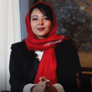 Ghazal Saremi Instagram - فیلم کوتاه "مثل آدم به حوا"
آخرین تجربه کارگردانی من قبل از مهاجرت است. از شما دعوت میکنم ضمن تماشایش حمایت از فیلم کوتاه را فراموش نکنید و سفیر من باشید در دیده شدن تلاشی که سالها پیش در زمینه فیلمسازی داشتم.

به نظرم فیلمسازان زن باید بیش از پیش فیلم بسازند. من هم امیدوارم بتوانم در رشته تخصصی خودم کار کنم و به راه خودم ادامه بدم.

دوستدار شما غزل صارمی

@ghazalsaremiofficial 

@hashuremostanad 

#بازیگر  #بازیگران_زن  #غزل_صارمی  #بازیگران_ایرانی  #قرمز  #تجاوز  #فیلم  #فیلمسازی  #ترانه_علیدوستی  #نه_به_خشونت_علیه_زنان  #عباس_معروفی  #فیلم_کوتاه

#movie 
#video