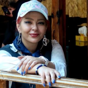 Ghazal Saremi Instagram - زندگی را قدر می‌دانم

وقتی از #افسردگی فاصله می‌گیری، به لطف دوستان جان
بیش از پیش به #زندگی دل می‌بندی.

#زندگی_زیباست_ای_زیبا_پسند 

@ghazalsaremiofficial

عکس‌ها را دوست خوب و مهربانم نازی جان خانی گرفته.
یک #زن آرتیست و آرام و #آزاده

@missnazi2000 

#غزل_صارمی #بازیگران_زن  #بازاربزرگ_تهران 
#زن_زندگی_آزادی  #عشق  #ما_مردمان_خوبی_هستیم 
#سرمه_ای  #قرمز 

#ghazalsaremi
#actress 
#woman_life_freedom 
#love
#portrait