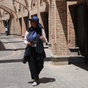 Ghazal Saremi Instagram - زندگی را قدر می‌دانم

وقتی از #افسردگی فاصله می‌گیری، به لطف دوستان جان
بیش از پیش به #زندگی دل می‌بندی.

#زندگی_زیباست_ای_زیبا_پسند 

@ghazalsaremiofficial

عکس‌ها را دوست خوب و مهربانم نازی جان خانی گرفته.
یک #زن آرتیست و آرام و #آزاده

@missnazi2000 

#غزل_صارمی #بازیگران_زن  #بازاربزرگ_تهران 
#زن_زندگی_آزادی  #عشق  #ما_مردمان_خوبی_هستیم 
#سرمه_ای  #قرمز 

#ghazalsaremi
#actress 
#woman_life_freedom 
#love
#portrait