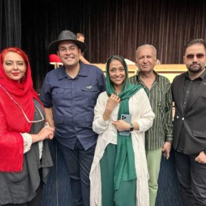 Ghazal Saremi Instagram - "فرشته نگهبان خیابان شماره هشت"

از گروه خوب پادکست رادیو هیچ
 به کارگردانی آقای احمد فیاض را دیدیم و شنیدیم و بسیار لذت بردیم.

کیمیا جان بابائیان عزیزم دوستت دارم عزیزم و باید بگم بسیار درخشان بودی امشب. 

قصه عالی. اجراها عالی. موسیقی عالی. جو عالی و صد البته کارگردانی عالی...

خلاصه که شب بسیار خوب و به یادماندنی‌ای شد برام. دستمریزاد می‌گم به همه عوامل درجه یک کار. 

ارادتمند غزل صارمی

@ghazalsaremiofficial 

عکس‌ها را دوست خوبم احسان امیری سیاوشانی
 گرفته است.

@esiisia

#بازیگران_زن  #غزل_صارمی  #فرشته
#پادکست  #فرشته_نگهبان 
#زن_زندگی_آزادی 

#actress 
#ghazalsaremi 
#podcast 
#womanlifefreedom