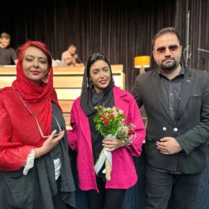 Ghazal Saremi Instagram - "فرشته نگهبان خیابان شماره هشت"

از گروه خوب پادکست رادیو هیچ
 به کارگردانی آقای احمد فیاض را دیدیم و شنیدیم و بسیار لذت بردیم.

کیمیا جان بابائیان عزیزم دوستت دارم عزیزم و باید بگم بسیار درخشان بودی امشب. 

قصه عالی. اجراها عالی. موسیقی عالی. جو عالی و صد البته کارگردانی عالی...

خلاصه که شب بسیار خوب و به یادماندنی‌ای شد برام. دستمریزاد می‌گم به همه عوامل درجه یک کار. 

ارادتمند غزل صارمی

@ghazalsaremiofficial 

عکس‌ها را دوست خوبم احسان امیری سیاوشانی
 گرفته است.

@esiisia

#بازیگران_زن  #غزل_صارمی  #فرشته
#پادکست  #فرشته_نگهبان 
#زن_زندگی_آزادی 

#actress 
#ghazalsaremi 
#podcast 
#womanlifefreedom