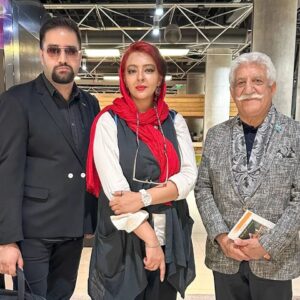 Ghazal Saremi Instagram - "فرشته نگهبان خیابان شماره هشت"

از گروه خوب پادکست رادیو هیچ
 به کارگردانی آقای احمد فیاض را دیدیم و شنیدیم و بسیار لذت بردیم.

کیمیا جان بابائیان عزیزم دوستت دارم عزیزم و باید بگم بسیار درخشان بودی امشب. 

قصه عالی. اجراها عالی. موسیقی عالی. جو عالی و صد البته کارگردانی عالی...

خلاصه که شب بسیار خوب و به یادماندنی‌ای شد برام. دستمریزاد می‌گم به همه عوامل درجه یک کار. 

ارادتمند غزل صارمی

@ghazalsaremiofficial 

عکس‌ها را دوست خوبم احسان امیری سیاوشانی
 گرفته است.

@esiisia

#بازیگران_زن  #غزل_صارمی  #فرشته
#پادکست  #فرشته_نگهبان 
#زن_زندگی_آزادی 

#actress 
#ghazalsaremi 
#podcast 
#womanlifefreedom