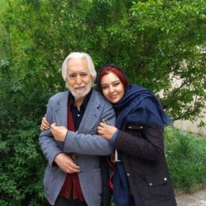 Ghazal Saremi Instagram - عکس‌ها را شهین جان مهربانم دخترعمه گل و ادیبم گرفته‌است.

بسیار غمگین بودم بابت آنچه مادر با من کرده‌ بود و بابا همیشه
می‌گفت مادرت است و تو باید بهش خدمت کنی، شهین جان را که دعوتمان کرده بود و صمیمانه پذیرای‌امان بود با مرور خاطرات و گرفتن این عکس‌ها لبخند به لبمان آورد و باعث شد به یاد بیاورم آدم بی‌ارزشی نیستم و میراث‌دار خانواده‌ای هستم هنری و هنر دوست.

شهین کتابچی عزیزم دختر‌عمه شجاع و همیشه حامی دوستت دارم بی‌نهایت.

ارادتمند غزل صارمی

@ghazalsaremiofficial 

@shahinketab 

#بازیگران_زن_ایران 
#غزل_صارمی  #شعر
#رحیم_صارمی #عشق #شب_تولد_بهار_عزیز
#زن_زندگی_آزادی