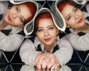 Ghazal Saremi Instagram - نه 

تمکین کردن به هر قیمتی را
شاید به نسل من و قبل از من می‌شد #تحمیل کرد، اما به نسلی که #پرسشگری می‌داند و در دل ذهنیت #تفکر_نقادانه به دنیا آمده است و به واسطه‌ی دنیای مجازی و بی انتها و #جهانی اینترنت، تمامی مبانی تحمیلی و #زورگویانه و #تک_بعدی را زیر سوال می‌داند و بیهوده، نمی‌توان هیچ عقیده‌ای را تحمیل کرد.

و از آنجائیکه من و امثال من هم تجربه‌‌ی زیستنی زجرآور زیر سایه‌ی اجبارها و بایدها و نبایدهای متحجرانه را از سر گذرانده‌ایم و در فضایی دروغین و تحمیلی که منجر به #سرخوردگی‌امان شده است، عمر گرانبهای‌مان گذشت، سرانجام با این نسل شجاع و پرسشگر، همسو شده‌ایم 
و دیگر خبری از تن دادن به هر آنچه با منطق امروزی‌امان، جور در نمی‌آید، نیست و نخواهد بود.

من به نوبه‌ی خودم بسیار راحت‌تر از قبل پرسش می‌کنم و خیلی آسوده‌تر به آنچه نمی‌پسندم #نه می‌گویم.

ارادتمند غزل صارمی

@ghazalsaremiofficial 

عکس‌ها را دوست گرانقدرم جناب علیرضا رجبی گرفته‌اند.

@alirezzz.rajabi 

با تشکر فراوان از گروه تهران ایمیجز

@tehranimagescom 

#غزل_صارمی  #بازیگران_زن  #تفکر_نقادانه 
#نه  #زن_زندگی_آزادی  #آینه  #کلاه  #سفید 
#غزل صارمی

#actress 
#woman_life_freedom 
#no
#white 
#ghazalsaremi