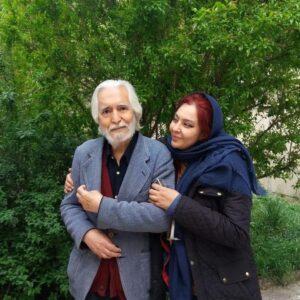 Ghazal Saremi Instagram - عکس‌ها را شهین جان مهربانم دخترعمه گل و ادیبم گرفته‌است.

بسیار غمگین بودم بابت آنچه مادر با من کرده‌ بود و بابا همیشه
می‌گفت مادرت است و تو باید بهش خدمت کنی، شهین جان را که دعوتمان کرده بود و صمیمانه پذیرای‌امان بود با مرور خاطرات و گرفتن این عکس‌ها لبخند به لبمان آورد و باعث شد به یاد بیاورم آدم بی‌ارزشی نیستم و میراث‌دار خانواده‌ای هستم هنری و هنر دوست.

شهین کتابچی عزیزم دختر‌عمه شجاع و همیشه حامی دوستت دارم بی‌نهایت.

ارادتمند غزل صارمی

@ghazalsaremiofficial 

@shahinketab 

#بازیگران_زن_ایران 
#غزل_صارمی  #شعر
#رحیم_صارمی #عشق #شب_تولد_بهار_عزیز
#زن_زندگی_آزادی