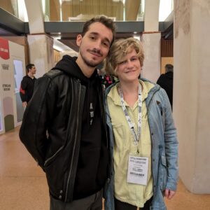 Gianandrea Muià Instagram - Lei è Stephanie Hermes, anche conosciuta come @s0s2tagram .
Doppiai in italiano un suo video animato su Junkrat di Overwatch tanti anni fa, e cominciai a seguirla come artista in quello che considero uno dei webcomic più carini di sempre: The Little Trashmaid.
A Lucca comics è venuta in Italia, e grazie a @151eg sono riuscito a chiaccherarci e ad avere una sorta di reunion da quel primo messaggio su YouTube tanti tanti anni fa. 
Ragazzi, cercatela su Instagram e su webtoon e recuperare i The Little Trashmaid, è una piccola perla di una ragazza umile e talentuosa 😁
Su le mani chi già lo legge! ✋
#thelittletrashmaid #s0s2 #stephaniehermes #webcomic