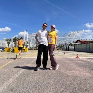 Gianandrea Muià Instagram - Ho fatto una maratona. Ho le gambe che urlano, il volto scottato e il mio corpo mi prende a scappellotti dicendo "ma sei deficiente? Alla tua età?". Però è stata una bella sfida!
@redbullitalia ha invitato me e @kurolily a partecipare alla @wflworldrun , una maratona di beneficenza. Dicevano "è per una buona causa, non dovete per forza correre, potete anche camminare!" Ma il me competitivo ha detto "...quando mi ricapita di fare una maratona? Voglio vedere fin dove arrivo!"
E sono sopravvissuto, questo è quello che conta. Dovrei rimettermi in forma 😵‍💫 
Grazie a Red Bull, ad @adidasita per le scarpe da corsa che non avevo, ad @arkadia.agency , e a @giamma.raw per le foto!