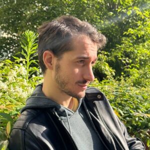 Gianandrea Muià Instagram - So che non sembra, con tutto questo verde, lo sguardo assorto, il sole che mi carezza il viso, la dolce brezza che mi sfiora... Ma in questo momento io stavo ripetendo "SUBBAQQUI" come Corrado Guzzanti.
#gianandrea #doppiaggio #doppiatore #unoopiùsubbaqqui #rieducationalchannel