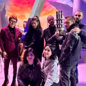 Gianandrea Muià Instagram - In ordine: Tifa, Cloud, Barret, Red XIII, Cid, Aerith, Yuffie.
Il tizio dietro la spada è palesemente Sephiroth, ma con accento spagnolo.
Evento di FF 7 Rebirth molto carino. E ora, ninne, che sono stanchissimo. #ff7rebirth #ff7 #squareenix
