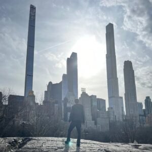 Gianandrea Muià Instagram - New York. Prima volta per me negli USA, in un'esperienza concentrata e frenetica ma splendida. Non pensavo avrei mai detto "Sono stato a New York per lavoro", e invece...
Ho trovato gente simpatica, taxi costosissimi, cibo non così male, un tempo infido e tanti piccoli ricordi che mi porterò dietro per un bel po'.
Ci tengo a ringraziare @redbullitalia per avermici portato per il Kumite, dove ho anche avuto modo di incontrare alcuni dei giocatori di Street Fighter che stimo di più, e di portare insieme al mio compagno di malefatte @cydonia_pm i picchiaduro ad un pubblico più ampio, sperando che la nostra passione sia contagiosa.
Ora, questo viaggio è finito, ma altre me ne aspettano, e devo trovare le energie per tenere botta, perché la giostra è partita e non credo di voler scendere più!
Grazie anche a @sofia.sarcina e @crikik85 per le foto e la splendida compagnia! 
#newyork #ny #redbull #widegianbestgian
