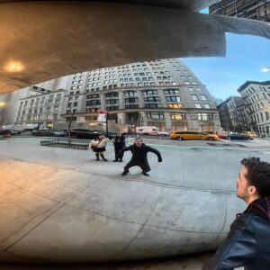 Gianandrea Muià Instagram - New York. Prima volta per me negli USA, in un'esperienza concentrata e frenetica ma splendida. Non pensavo avrei mai detto "Sono stato a New York per lavoro", e invece...
Ho trovato gente simpatica, taxi costosissimi, cibo non così male, un tempo infido e tanti piccoli ricordi che mi porterò dietro per un bel po'.
Ci tengo a ringraziare @redbullitalia per avermici portato per il Kumite, dove ho anche avuto modo di incontrare alcuni dei giocatori di Street Fighter che stimo di più, e di portare insieme al mio compagno di malefatte @cydonia_pm i picchiaduro ad un pubblico più ampio, sperando che la nostra passione sia contagiosa.
Ora, questo viaggio è finito, ma altre me ne aspettano, e devo trovare le energie per tenere botta, perché la giostra è partita e non credo di voler scendere più!
Grazie anche a @sofia.sarcina e @crikik85 per le foto e la splendida compagnia! 
#newyork #ny #redbull #widegianbestgian