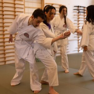Gianandrea Muià Instagram - Erano 10 anni che non mettevo un Gi...
@redbullitalia ha portato me e altri content creator in un'esperienza degna del Kumite. Una lezione di aikido seguita da una lezione di calligrafia giapponese. La prima foto in particolare per me è un bel ricordo: io Cydo e Loci, i tre del Poggen in un'altra tappa del nostro viaggio per cercare di infilarvi i picchiaduro in tasca e farvene innamorare. Quindi grazie redbull, e grazie @arkadia.agency e @giamma.raw per il supporto, le foto ed essere sempre al mio fianco.
#redbull #kumite #gianandrea