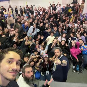 Gianandrea Muià Instagram - Napoli Comicon finito. Manco il tempo di tornare che subito si torna al lavoro. Ma ci tenevo a ringraziare tutti quanti voi! È stato davvero un evento piacevole, nonostante il freddino e la stanchezza. Siete stati tutti gentilissimi e accorati, non do mai per scontato la vostra presenza.
Ho passato un sacco di tempo con creator e amici, combattendo la stanchezza, mangiato bene e calcare il palco per divertirvi e dare annunci interessanti. Come doppiatore e come content creator c'è ancora molto che voglio e penso di dover fare, ma ogni cosa a suo tempo!
Ringrazio tutti quanti voi, lo staff di arkadia che di meglio non si potrebbe chiedere, @casa_kilamdil per essere stato il nostro guardiano infaticabile e Napoli tutta per l'accoglienza. Ci vediamo presto!
#comicon #napoli #doppiaggio #doppiatore #inntale #madonnalastanchezza #manevalelapena