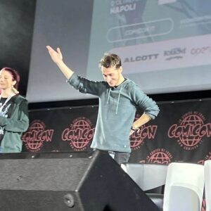 Gianandrea Muià Instagram - Napoli Comicon finito. Manco il tempo di tornare che subito si torna al lavoro. Ma ci tenevo a ringraziare tutti quanti voi! È stato davvero un evento piacevole, nonostante il freddino e la stanchezza. Siete stati tutti gentilissimi e accorati, non do mai per scontato la vostra presenza.
Ho passato un sacco di tempo con creator e amici, combattendo la stanchezza, mangiato bene e calcare il palco per divertirvi e dare annunci interessanti. Come doppiatore e come content creator c'è ancora molto che voglio e penso di dover fare, ma ogni cosa a suo tempo!
Ringrazio tutti quanti voi, lo staff di arkadia che di meglio non si potrebbe chiedere, @casa_kilamdil per essere stato il nostro guardiano infaticabile e Napoli tutta per l'accoglienza. Ci vediamo presto!
#comicon #napoli #doppiaggio #doppiatore #inntale #madonnalastanchezza #manevalelapena