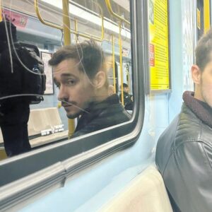 Gianandrea Muià Instagram - "L'arresa quotidianità di uno spatentato" , doppiatore stanco e metro gialla.
Una testimonianza contemporanea.
Su le mani chi usa ancora i mezzi pubblici, per volontà o mancanza di alternative 🙋🏻‍♂️
#gianandrea #doppiatore #doppiaggio #metro #atmshitposting #m3