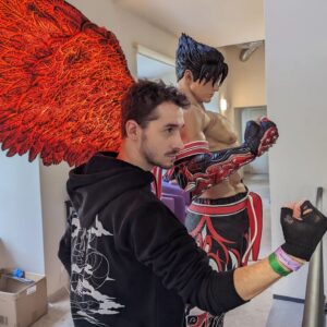 Gianandrea Muià Instagram - Oggi è uscito Tekken 8. Quanti di voi stanno già menando le mani? Quanti sono pronti a tirare giù i santi rankando online? Bene, io sono con voi. Non vedevo l'ora che uscisse e vorrei solo avere più tempo per giocarci. Tekken mi accompagna dall'infanzia, è una passione che è solo cresciuta, ed ora è il momento di fare come JT, e riportare l'eccellence back. Anche perché mi aspetta un Poggen, e voglio vincerlo.
#tekken8 #bandainamco #poggen