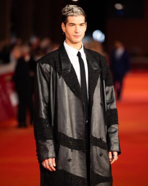 Giancarlo Commare Instagram - NUOVO OLIMPO
Un film di @ferzanozpetek , presentato al @romacinemafest 
✨ Come un sogno che si realizza ✨ 

Dal 1 novembre su @netflixit 

Red carpet 
Total look @gcdswear 
Stylist @simonefollistylist 
Fashion assistant @mistrinadia 
MUA and Hair stylist @giuseppe.barraa 

Grazie a tutti a chi ne ha fatto parte e a chi se l’è goduto, insieme abbiamo creato qualcosa. 

Ps : l’ultima, é la mia foto preferita sul red carpet @aurora_giovinazzo❤️ 

Un grazie ancora a tutti i compagni di viaggio ma soprattutto al maestro @ferzanozpetek ❤️