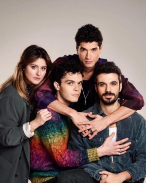 Giancarlo Commare Instagram - Ci siamo ! 
Da oggi finalmente #maschileplurale lo trovate su @primevideoit 
Film diretto da @ale.guida84 
Prodotto da @fabulapictures @contedivaldoca Matteo Pilati e scritto da @_mela_marcia_ Gaia Musacchio e @giuseppepaternoraddusa . 
Sequel di Maschile Singolare.

Nulla accade per caso neanche i sequel e questo film ne è la prova. Fidatevi. Pieno zeppo di amore e di tanta bella gente da amare. Grazie a tutti coloro che ci hanno lasciato un pezzo di cuore, ora è tutto vostro. Buon film 🍿 

E grazie sempre a chi continua a crederci 
@giannichiffi 
@manzopiccirillo 
@nextgenmagazineofficial