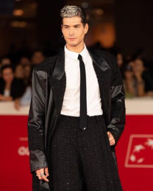 Giancarlo Commare Instagram - NUOVO OLIMPO
Un film di @ferzanozpetek , presentato al @romacinemafest 
✨ Come un sogno che si realizza ✨ 

Dal 1 novembre su @netflixit 

Red carpet 
Total look @gcdswear 
Stylist @simonefollistylist 
Fashion assistant @mistrinadia 
MUA and Hair stylist @giuseppe.barraa 

Grazie a tutti a chi ne ha fatto parte e a chi se l’è goduto, insieme abbiamo creato qualcosa. 

Ps : l’ultima, é la mia foto preferita sul red carpet @aurora_giovinazzo❤️ 

Un grazie ancora a tutti i compagni di viaggio ma soprattutto al maestro @ferzanozpetek ❤️