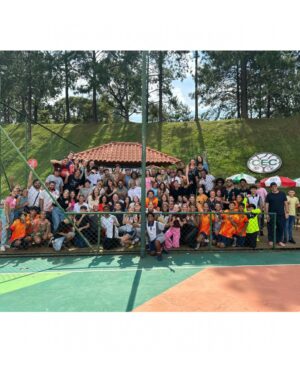 Gianlucca Mauad Instagram - Da gravação de ontem!!! Vai até a última foto pra ver todo mundo que tava no set!!! Elenco, equipe, figuração!!! Olha quanta gente envolvida!!!! Lindo demais!!!
Ah, a fótons de capa foi feita pelo nosso diretor @renato
#ainfanciaderomeuejulieta #set #bastidores #bastidoresnovela