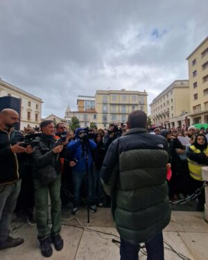 Gianmarco Saurino Instagram - Questo portone dietro le nostre spalle è il portone della chiesa della SS.Trinità di Potenza, che il giorno 24 Agosto ha riaperto le porte e successivamente ha ripreso le funzioni religiose. 
Oggi migliaia di persone erano per le strade di Potenza insieme a noi, per Elisa e al fianco della famiglia Claps, che ringraziamo una ad una. Nessuno è contro la chiesa o la religione, ma contro quel luogo specifico, quella chiesa della vergogna, che non può più essere considerato un luogo di culto religioso bensì un luogo di violenza, menzogna e omertà. Che tutti abbiano il diritto di pregare nella casa di Dio, ma non qui. Qui no.
Che questa foto possa essere testimonianza e mezzo di sani principi per il futuro, per tutti noi.
Grazie a tutta la città di Potenza.

“ Alla fine nessuno ci chiederà quanto siamo stati credenti, ma ci chiederanno quanto siamo stati credibili. “