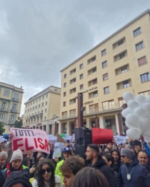 Gianmarco Saurino Instagram - Questo portone dietro le nostre spalle è il portone della chiesa della SS.Trinità di Potenza, che il giorno 24 Agosto ha riaperto le porte e successivamente ha ripreso le funzioni religiose. 
Oggi migliaia di persone erano per le strade di Potenza insieme a noi, per Elisa e al fianco della famiglia Claps, che ringraziamo una ad una. Nessuno è contro la chiesa o la religione, ma contro quel luogo specifico, quella chiesa della vergogna, che non può più essere considerato un luogo di culto religioso bensì un luogo di violenza, menzogna e omertà. Che tutti abbiano il diritto di pregare nella casa di Dio, ma non qui. Qui no.
Che questa foto possa essere testimonianza e mezzo di sani principi per il futuro, per tutti noi.
Grazie a tutta la città di Potenza.

“ Alla fine nessuno ci chiederà quanto siamo stati credenti, ma ci chiederanno quanto siamo stati credibili. “