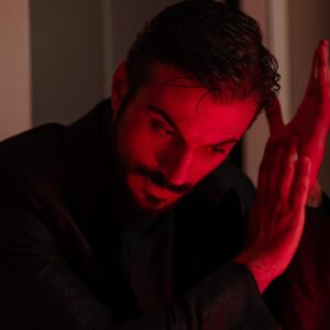 Gianmarco Saurino Instagram - “Si scopre tanto quando si fa un film così intimo. E non ho paura a dire che è stato sicuramente il viaggio più intenso che abbia mai fatto, quello più bello e di cui sono più fiero” 🖤

“I Viaggiatori” di @ludovico.dimartino racconta le conseguenze del viaggio nel tempo quando l’obiettivo è salvare da un destino potenzialmente spiacevole la persona a cui si tiene più al mondo e, nel frattempo, provare a crescere un po’. Nel film Sky Original, ora disponibile su @skyitalia e @nowtvit, @giasau interpreta lo scienziato Beo, che scompare misteriosamente dai nostri tempi scatenando una serie di eventi che ci trasportano nel 1939. Sulla scia della realizzazione più senza tempo di tutte: amicizia e fratellanza vincono qualunque tipo di conflitto. Link in bio per la nostra intervista! 😎
•
•
•
#gianmarcosaurino #attore #acting #actor #cinema #cinemaitaliano #film #filmcommunity #movie #movieaddict #iviaggiatori #skyoriginal #nowtv #beautiful #giorgioarmani #tb #goodtimes #intervista #setlife #inspo #love #skycinema #docnelletuemani #theitalianreve