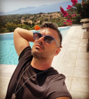 Giannis Tsimitselis Instagram - Διακοπές είναι ………….. #araliki #sun #greecestagram
