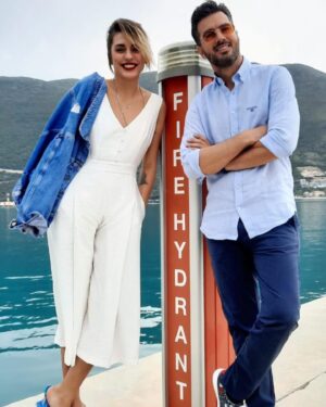 Giannis Tsimitselis Instagram - Πήγαμε Λευκαδα με την Κατια και κάτσαμε δίπλα από  τον πυροσβεστήρα :-) καυτή εκπομπή σήμερα στις 15:40 στο Μεγκα 😊😊😊 @megatvcom @kweenkatyatar @fishy.gr @zamanosoptics @navyandgreen