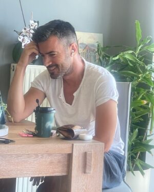 Giannis Tsimitselis Instagram - Καλή μέρα. Οοοολη μέρα ,όταν ο ύπνος φτάνει στα όρια του σαπισματος και πίνεις τον πρώτο σου καφέ 12  ❤️❤️❤️❤️ #coffeeholic #coffeelover #by hugk 🥤☕️🥤☕️🥤☕️🥤☕️