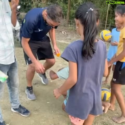 Giba - 20.8K Likes - The respect you receive in your life you need to give back! Thank you God for this incredible moment and for making me part of this amazing project ( Brahmaputra Volleyball League)
In Indian tradition āwhen you touch the feet of a person, you are in turn blessed with knowledge, intellect, strength and fameā #india #volleyball